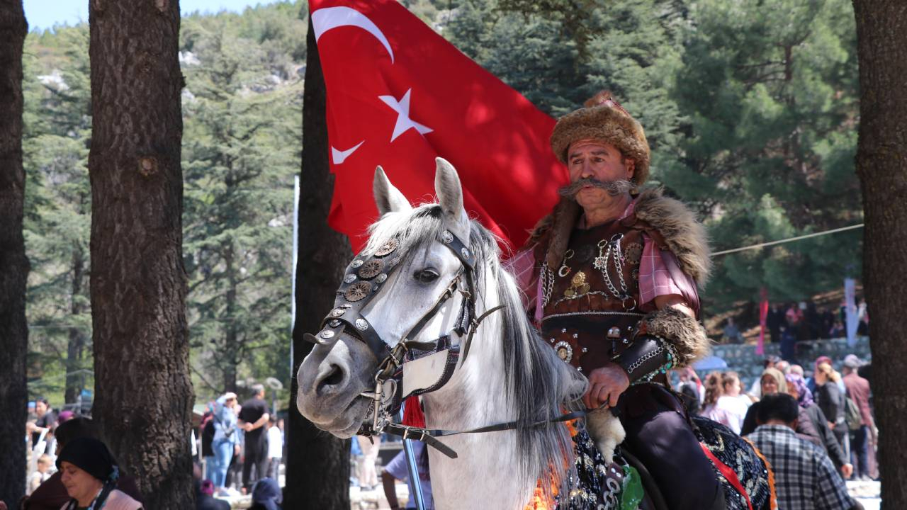 Burdur'da Yörük Şenliği... Develerle, atlarla, eşeklerle davul, sipsi ve cura eşliğinde şenlik alanına yürüdüler