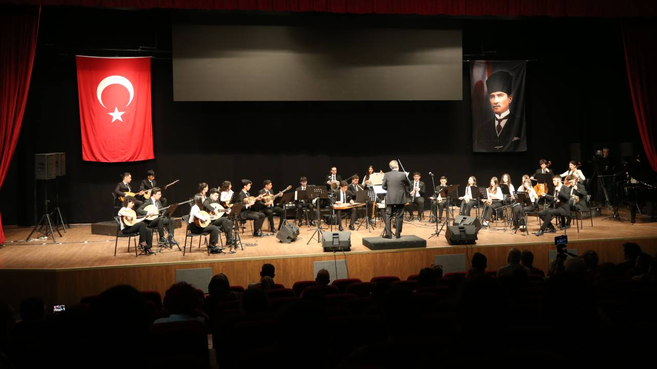 Çanakkale'de 14 üniversitenin konservatuvar öğrencileri Türk müziği eserlerini seslendirdi