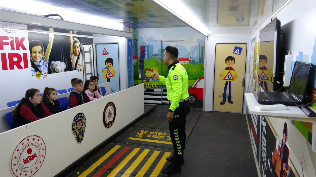 Karabük’te mobil trafik tırı! Çocuklar kuralları eğlenerek öğreniyor