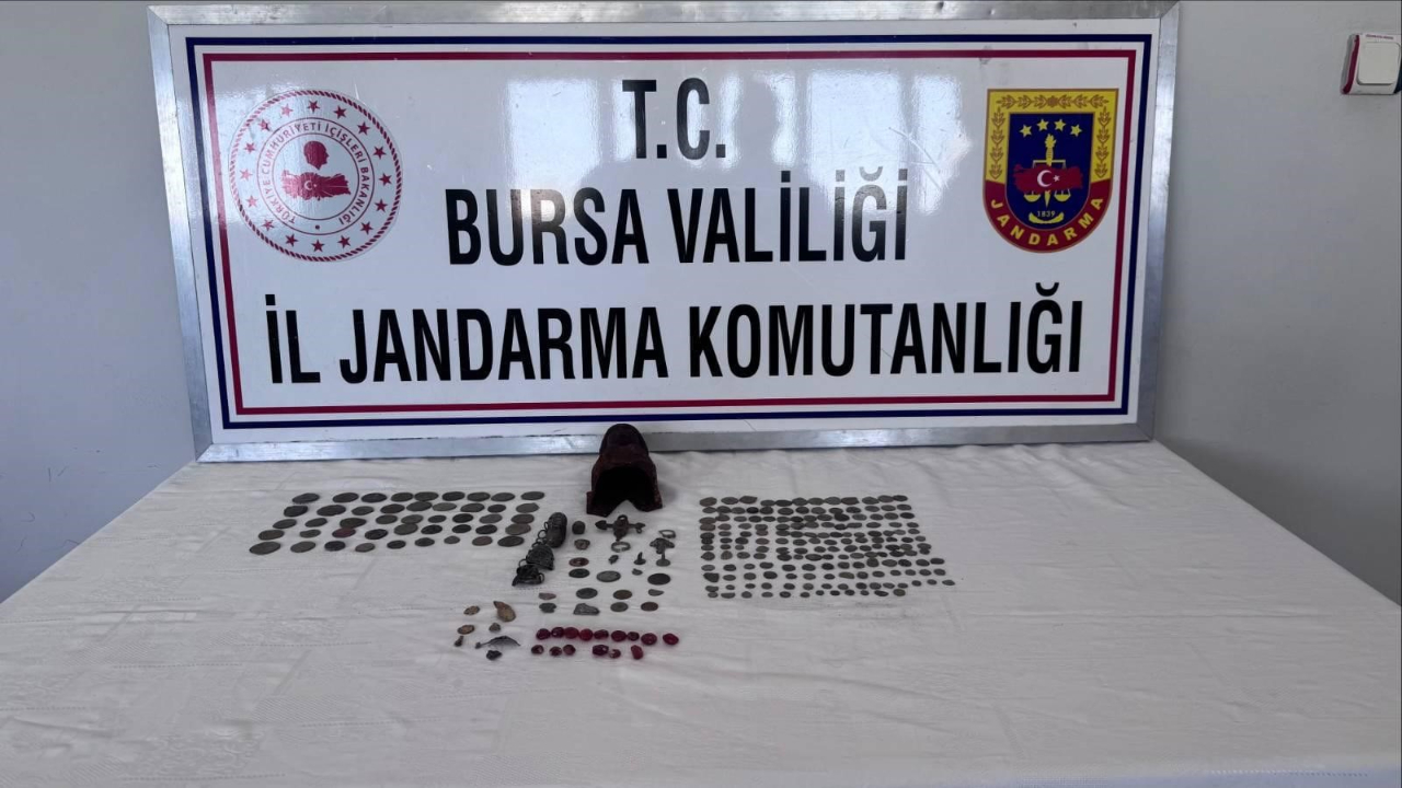 Bursa’da tarihi eser operasyonu! 226 sikke ve minyatür heykel yakalandı
