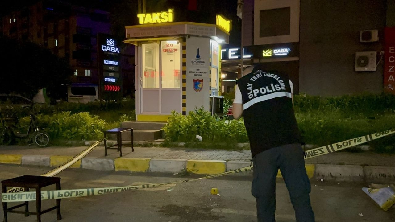 İzmir'de bıçaklı kavga: 1'i ağır 2 kişi yaralandı