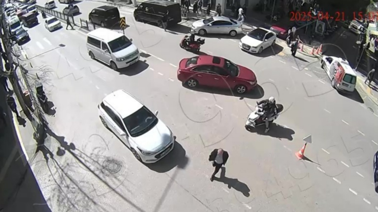 Amasya’da kavşakta kaza! Yayaya çarpan otomobil kamerada