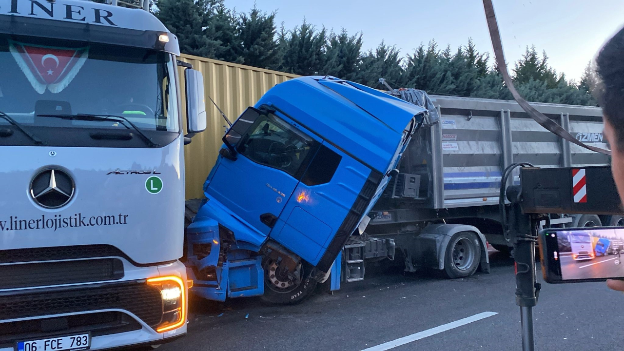 TEM’de zincirleme kaza kamerada! 3 araç çarpıştı, trafik durdu