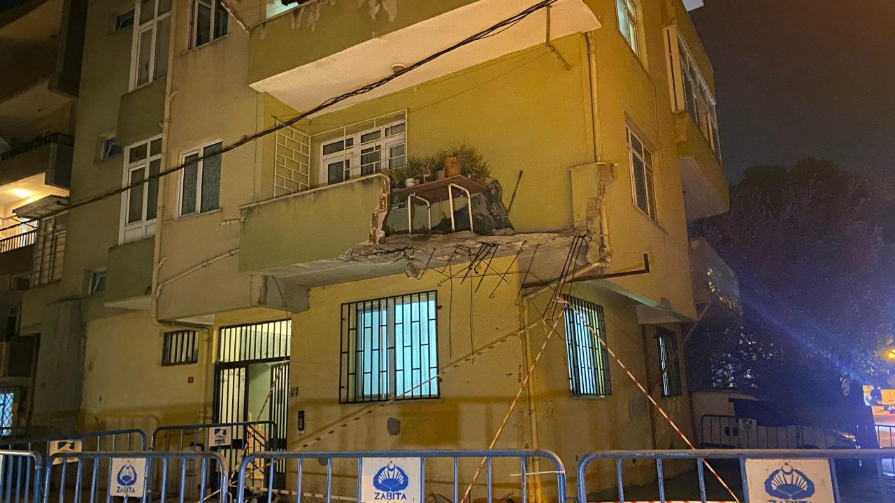 Pendik’te korku dolu anlar! 5 katlı binanın balkonu çöktü