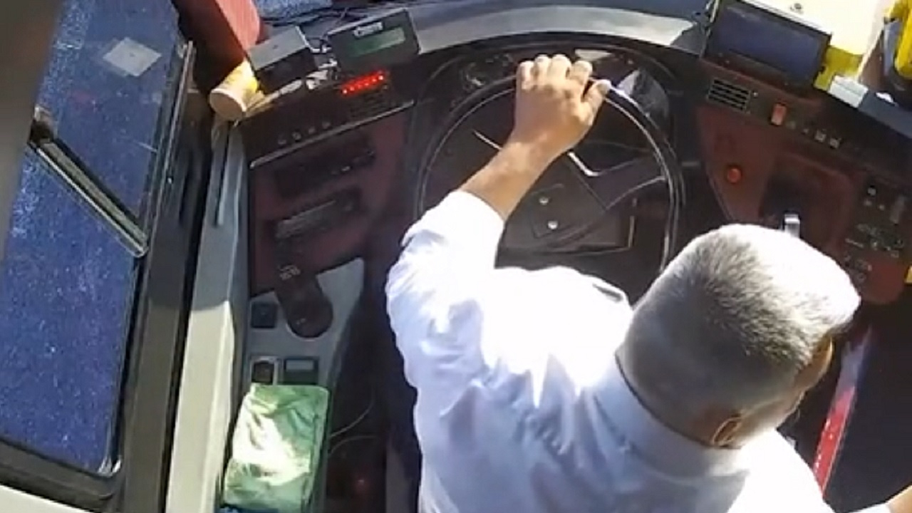 Arnavutköy'de İETT otobüsüne zarar veren şahıs kameralara yakalandı...