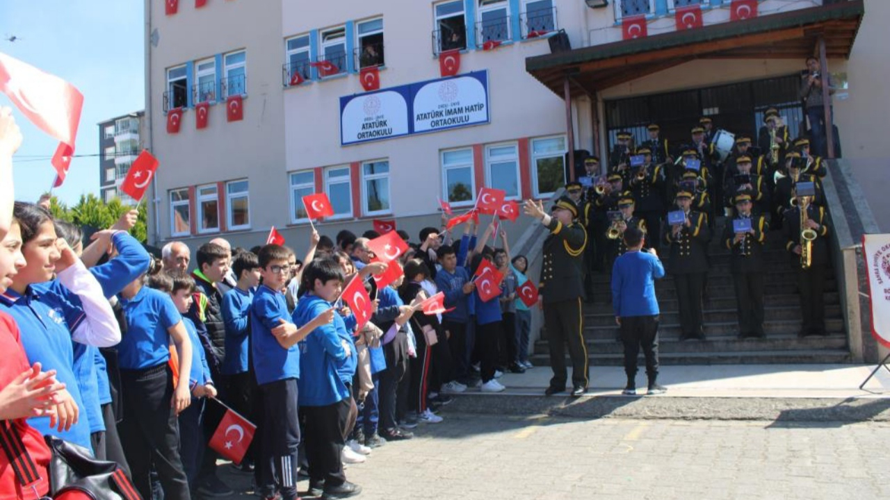 Ünye’de 23 Nisan coşkusu: Bin 25 öğrenci bando konseriyle bayramı kutladı