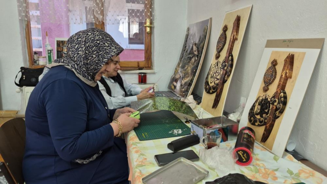 Düzce’de rölyef sanatı: Kağıtla üç boyutlu eserler hayat buluyor