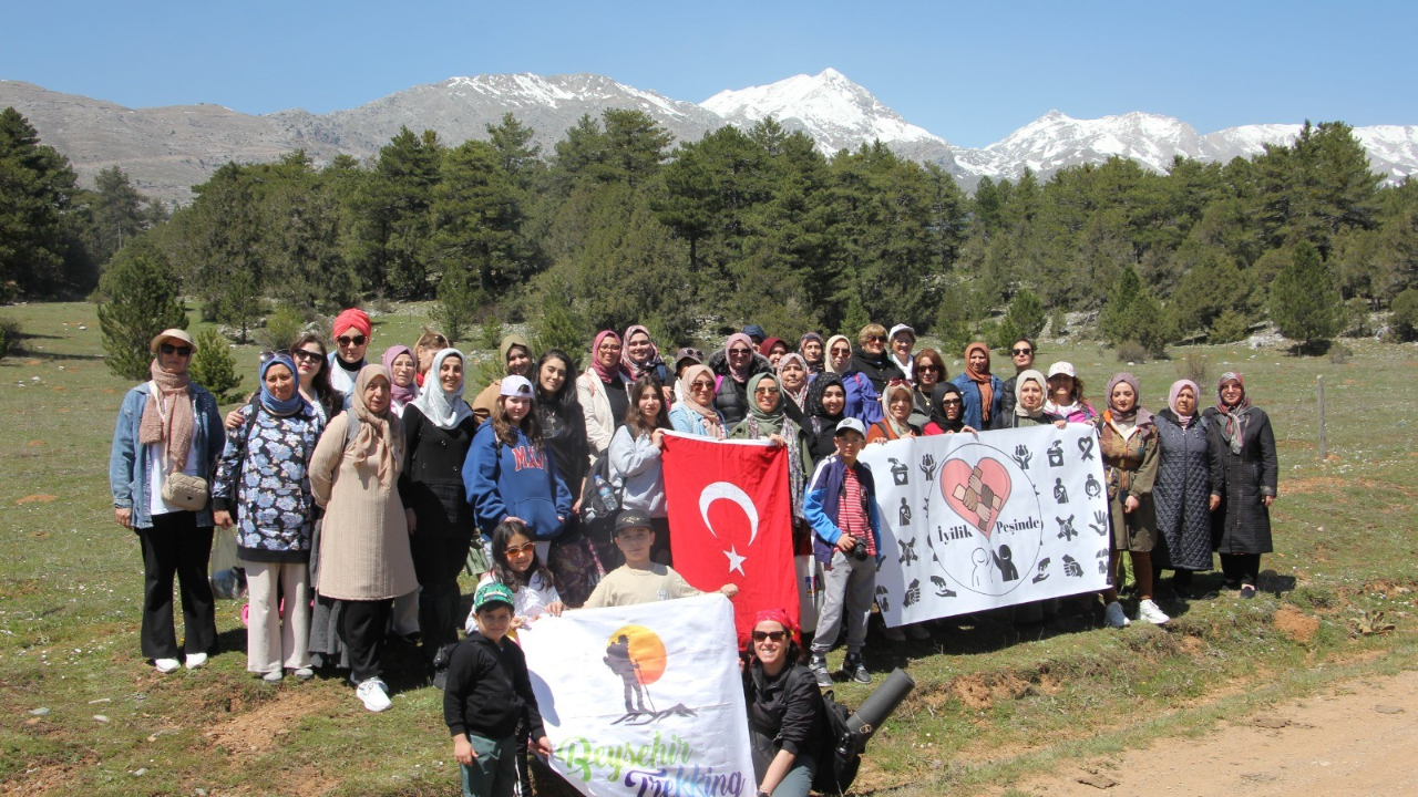 Konya’da “doğada okuyorum” etkinliği! Kitap sevgisi doğayla buluştu