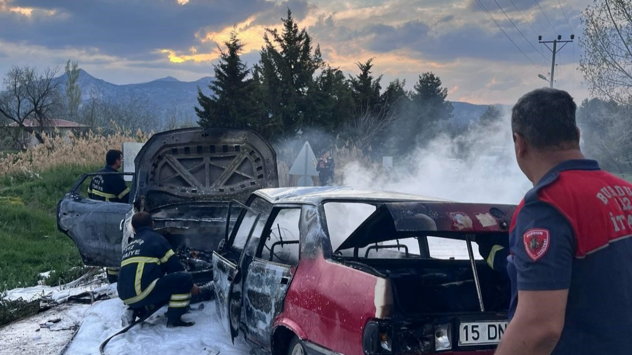 Burdur’da feci kaza! Kafa kafaya çarpışan araçlar alev aldı! 1 ölü, 4 yaralı