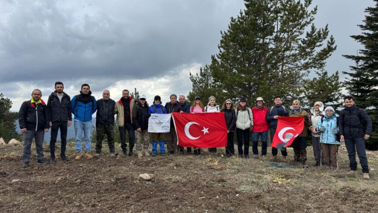 Çankırı’da dağcılar Ilgaz Dağı zirvesinde Türk bayrağı açtı