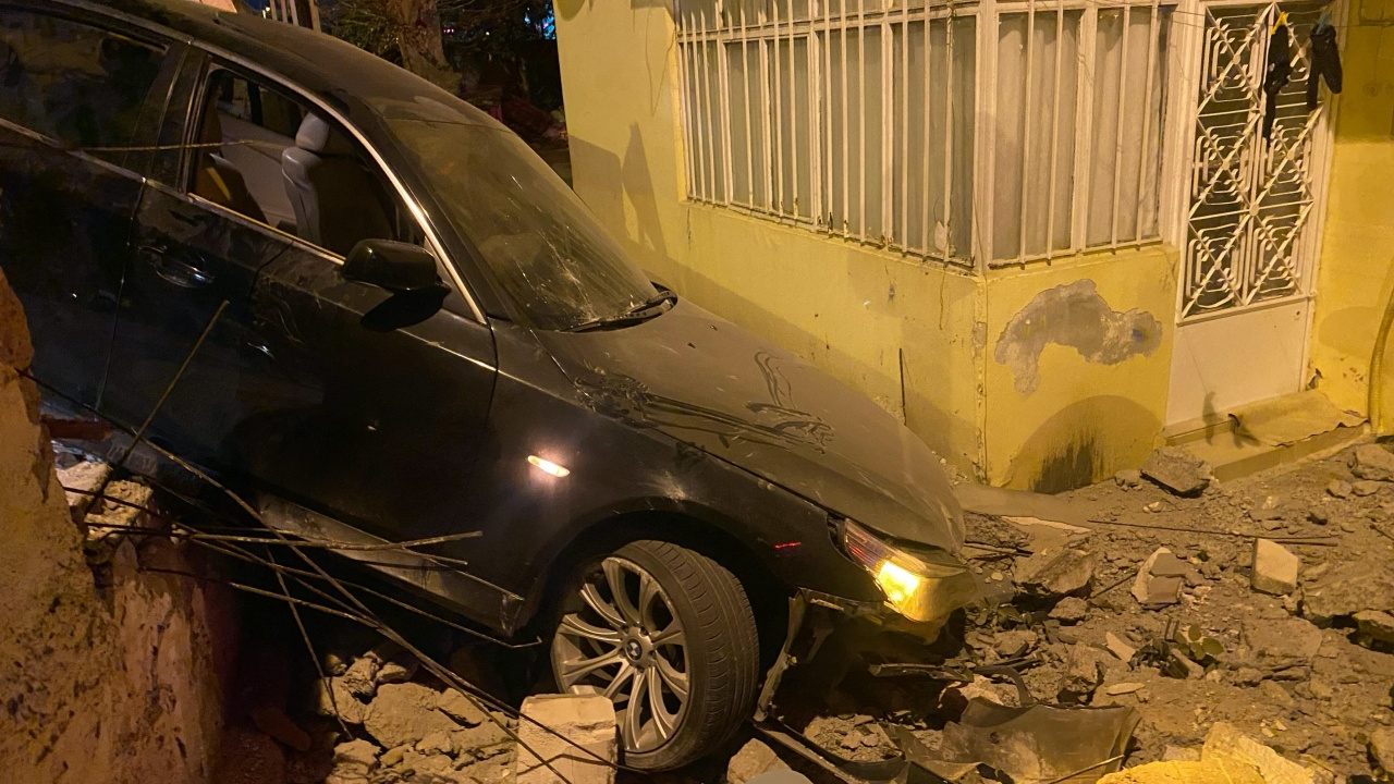 Üsküdar’da şok kaza! Otomobil evin bahçesine uçtu, sürücü kaçtı