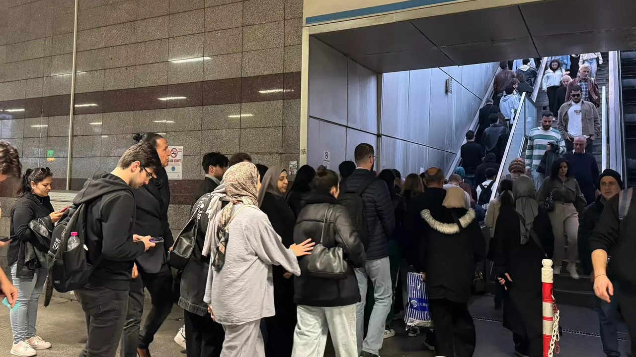 Metrobüs durağında "yürüyen merdiven arızası" yoğunluk oluşturdu