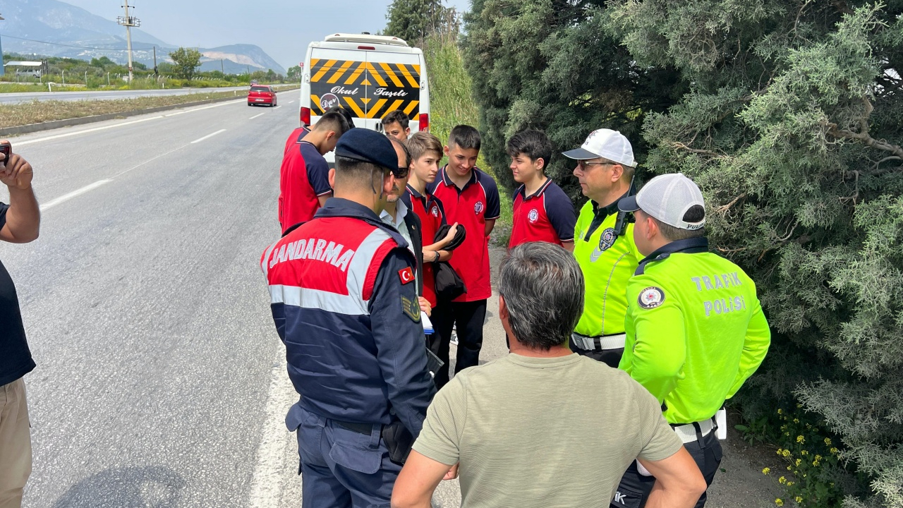 Manisa’da korku dolu anlar! Okul servisleri çarpıştı, 9 öğrenci yaralandı