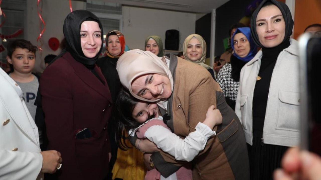 AK Parti Kadın Kolları’ndan 23 Nisan’da çocuklara moral ziyareti: Tuğba Işık Ercan miniklerle buluştu