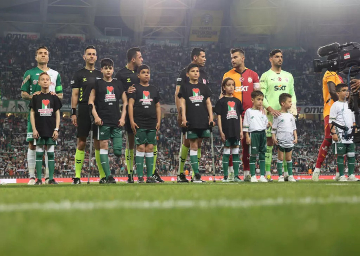 Konyaspor - Galatasaray maçında Filistin için görülmemiş destek!