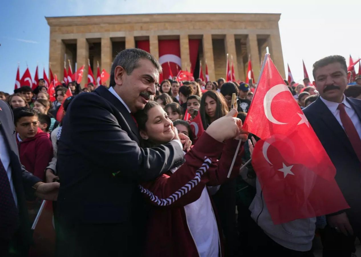Türkiye 23 Nisan'ı kutluyor... Bakan Tekin çocuklarla Anıtkabir'i ziyaret etti