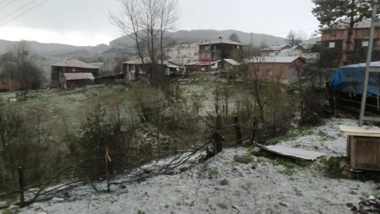 Kastamonu İhsangazi’de ceviz büyüklüğünde dolu yağışı: Bozarmut köyü beyaza büründü
