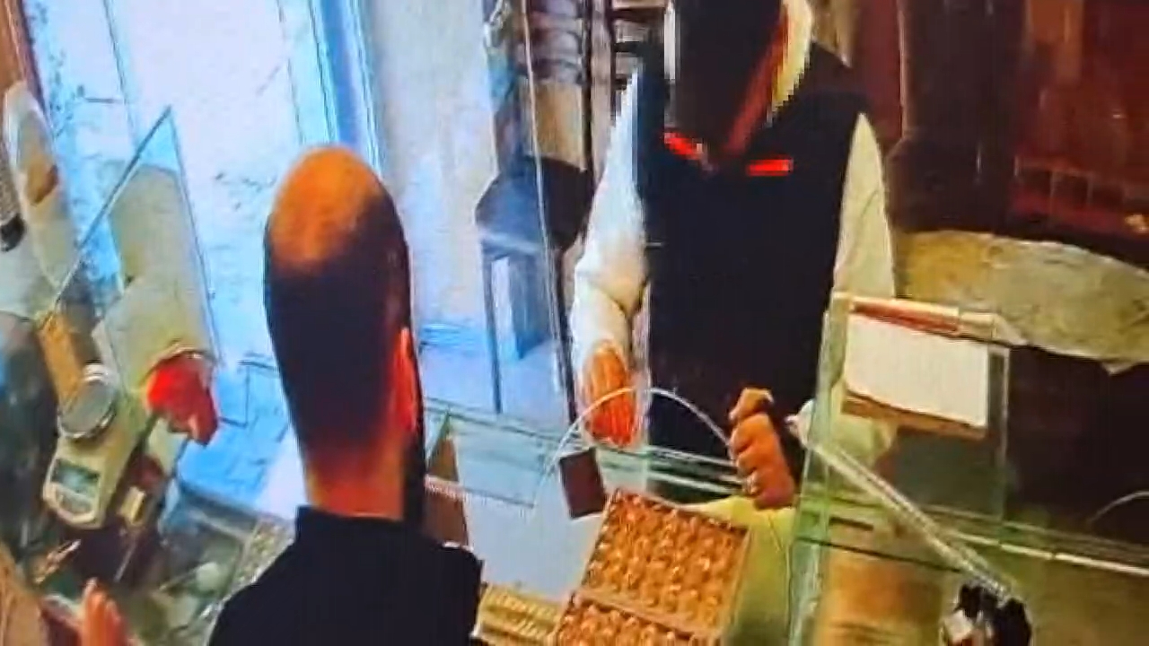 Yüzük sordu kuyumcudan 570 bin lira değerinde altın çaldı! Hırsızlık kamerada...