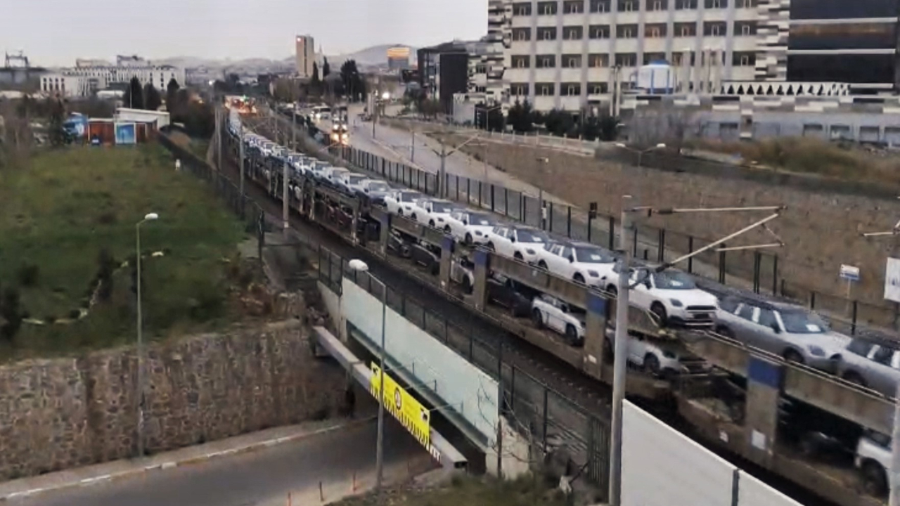 Marmaray’da gece mesaisi! Boğazın altından araçlar taşınıyor