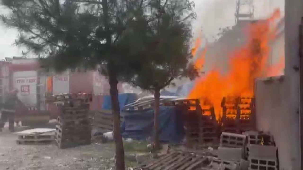 Kahramanmaraş’ta karton bardak imalathanesinde yangın: İtfaiye hızlı müdahaleyle faciayı önledi