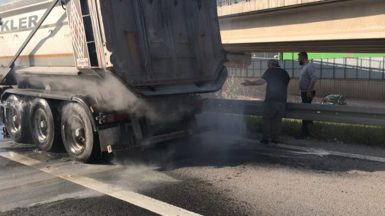 TEM Otoyolu Kocaeli’de taş tozu yüklü tır alev aldı: İtfaiye hızlı müdahaleyle yangını söndürdü