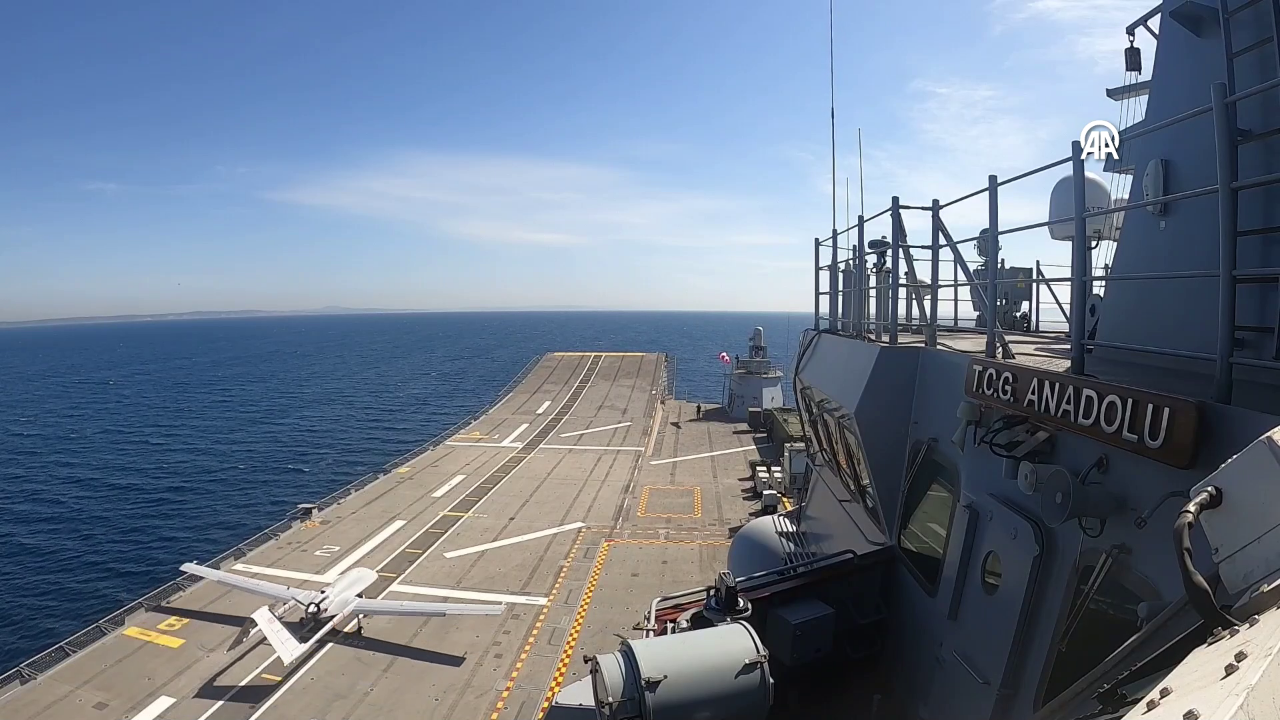 Türkiye gövde gösterisine devam ediyor! Bayraktar TB3 TCG Anadolu'ya indi: İşte tarihi anın görüntüleri