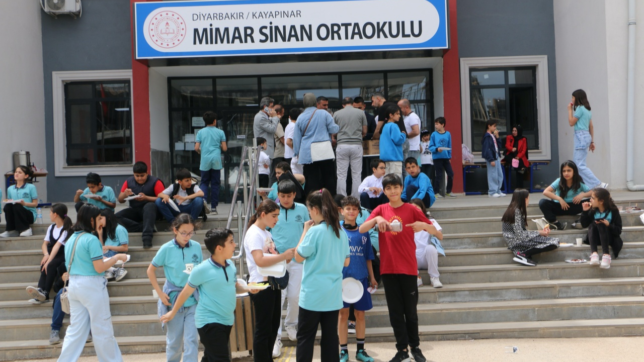 Diyarbakır’da anlamlı dayanışma! Mimar Sinan Ortaokulu’ndan Filistinli çocuklara destek