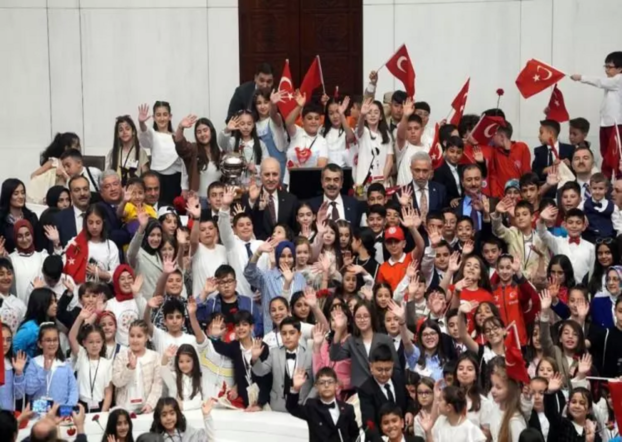 TBMM'de 23 Nisan coşkusu: Numan Kurtulmuş koltuğunu devretti