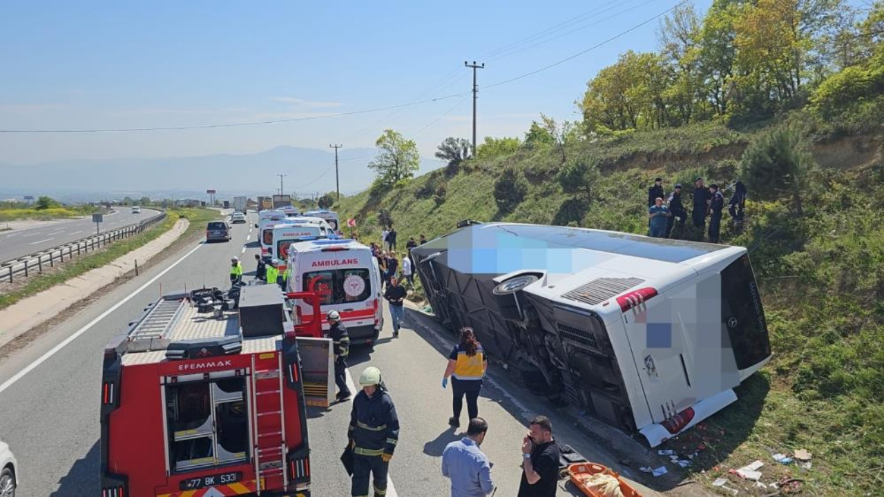 Yalova-Bursa karayolunda feci kaza: Yolcu otobüsü devrildi, 1 ölü, 2 yaralı!