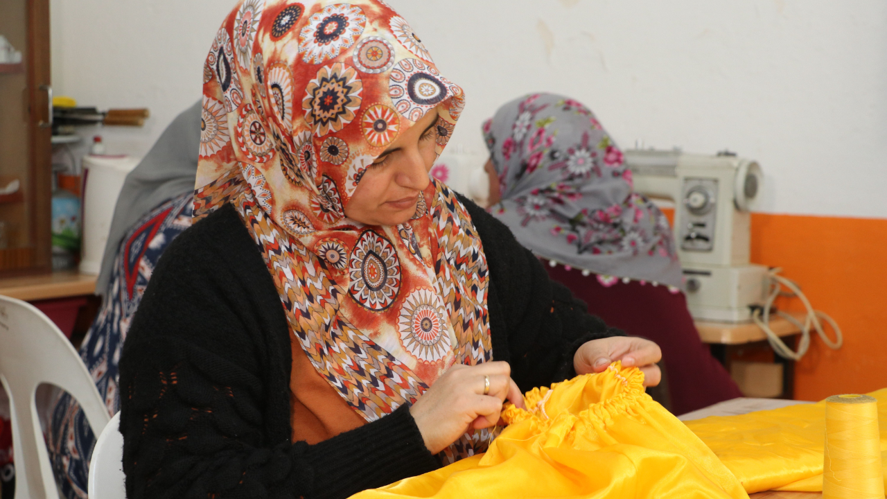 Amasya’da Hikmet Nine'nin kumaşları 23 Nisan’da çocuklara bayram kıyafeti oldu
