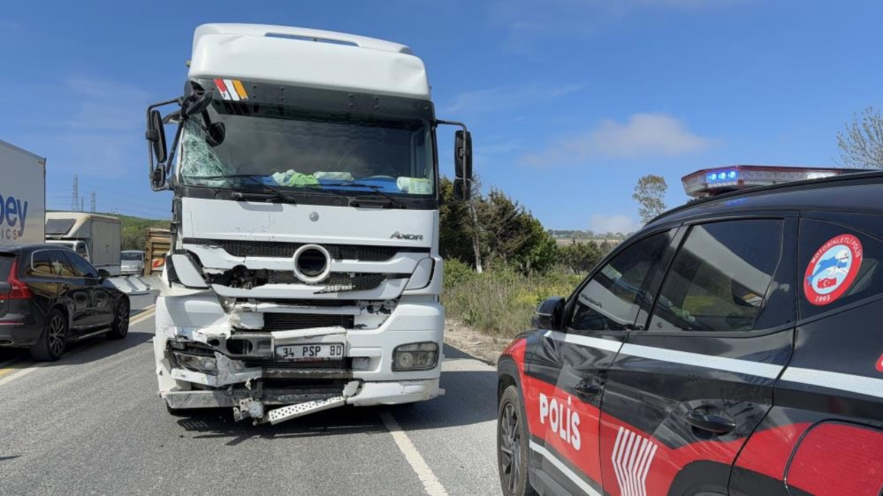 Arnavutköy’de hafriyat kamyonu faciası: Ticari taksi sürücüsü sıkıştığı araçta kurtarıldı