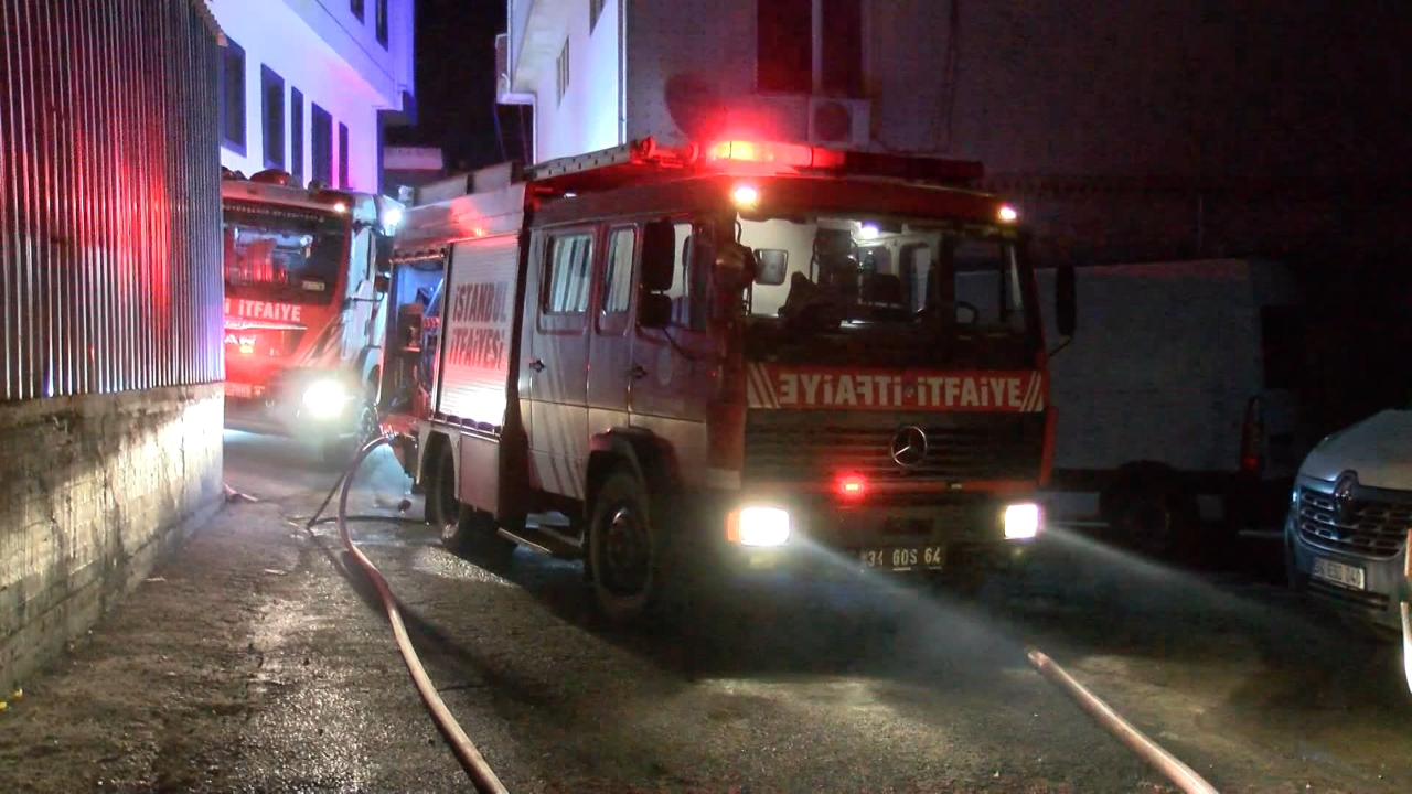 Beykoz'da inşaat malzemeleri deposunda korkutan yangın