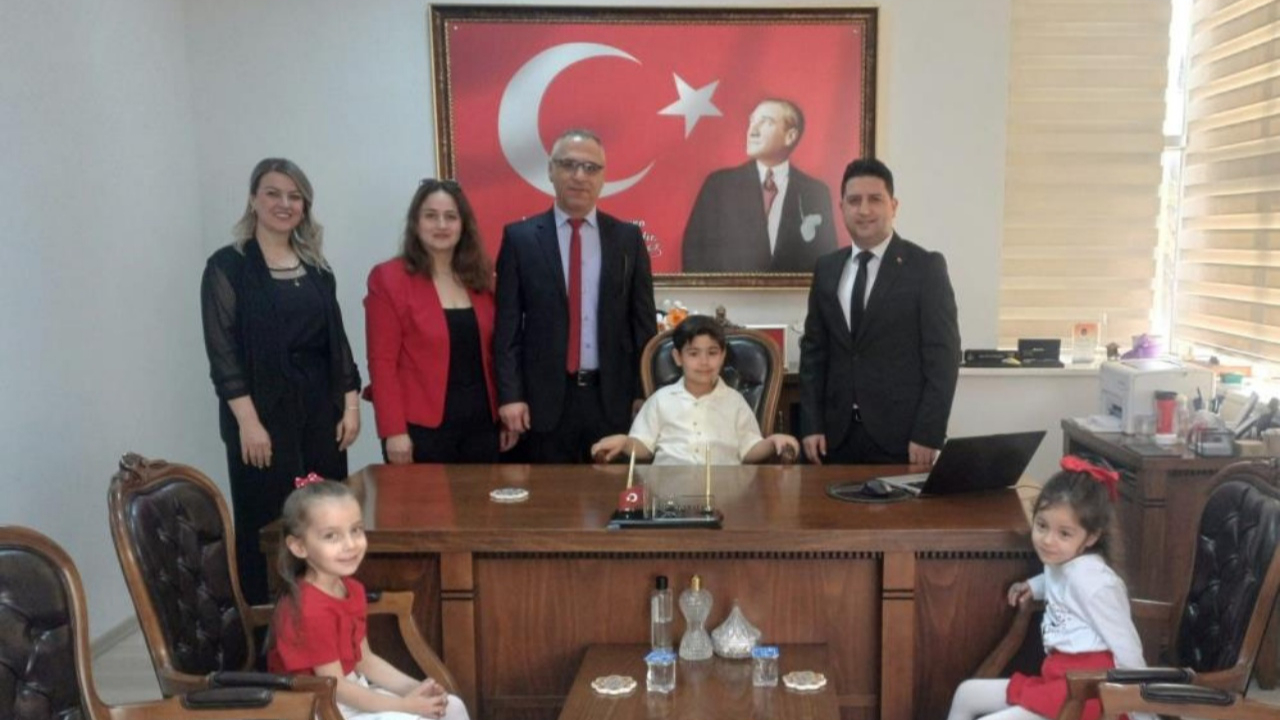 Köşk’te 23 Nisan coşkusu: Çocuklar makam koltuklarında trafik ve meyve fiyatlarına el attı