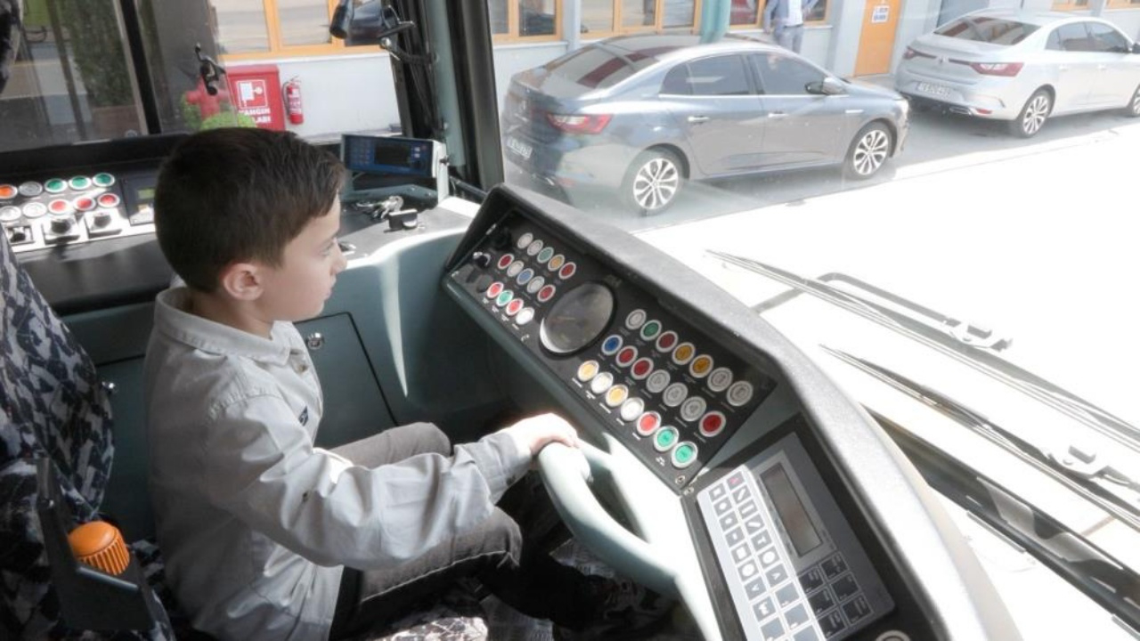 Bursalı Mehmet Eren’in 23 Nisan hayali gerçek oldu: 10 yaşında metro sürdü