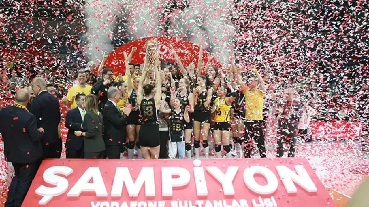 Fenerbahçe Medicana'yı yenen Vakıfbank, Sultanlar Ligi'nde şampiyon oldu (Fenerbahçe Medicana 1 - 3 Vakıfbank | Maçın özeti)
