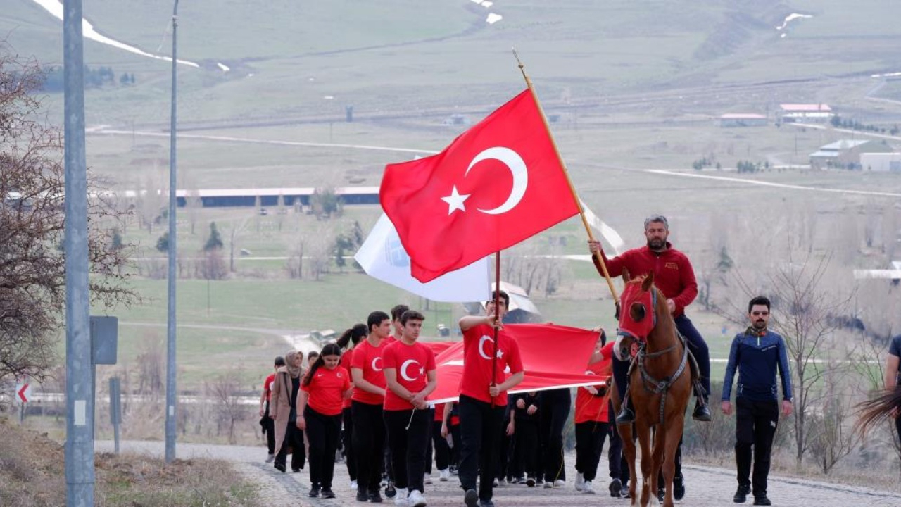 Erzurum’da öğrencilerin anlamlı yürüyüşü: Aziziye Tabyası’nda şehitlere saygı, Gazze’ye dua