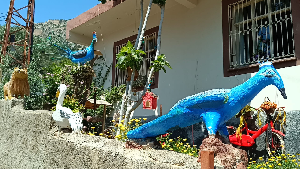Adanalı emekli öğretmen Nadire Kuzu evinin bahçesini "sanat galerisine" dönüştürdü