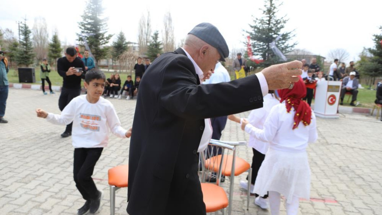 Ağrı’da 23 Nisan’da kuşaklar buluştu: Çocuklar ve yaşlılarla sevgi dolu kutlama