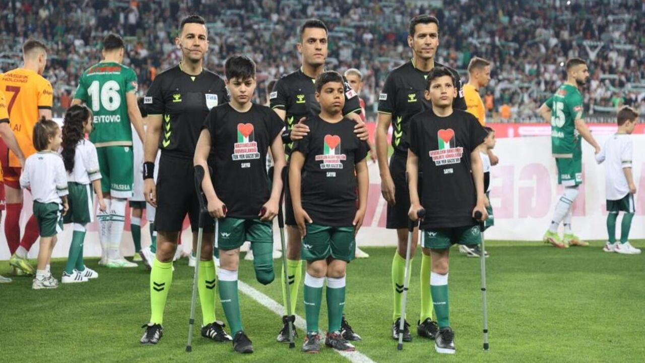 Konyaspor - Galatasaray maçına dakikalar kala beklenmedik gelişme: Hakem hastaneye kaldırıldı!