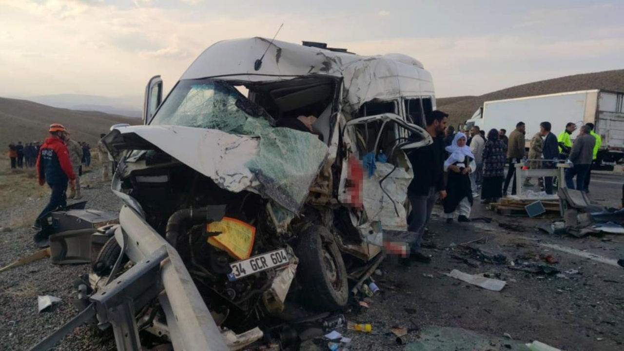 Van'da feci kaza: Yolcu minibüsü ile kamyonet çarpıştı! Ortalık savaş alanına döndü... 7 ölü, 12 yaralı var!