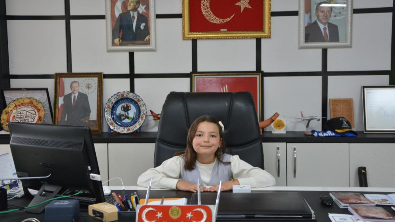 Demirci’de 23 Nisan coşkusu: Belediye başkanı koltuğunu çocuklara devretti