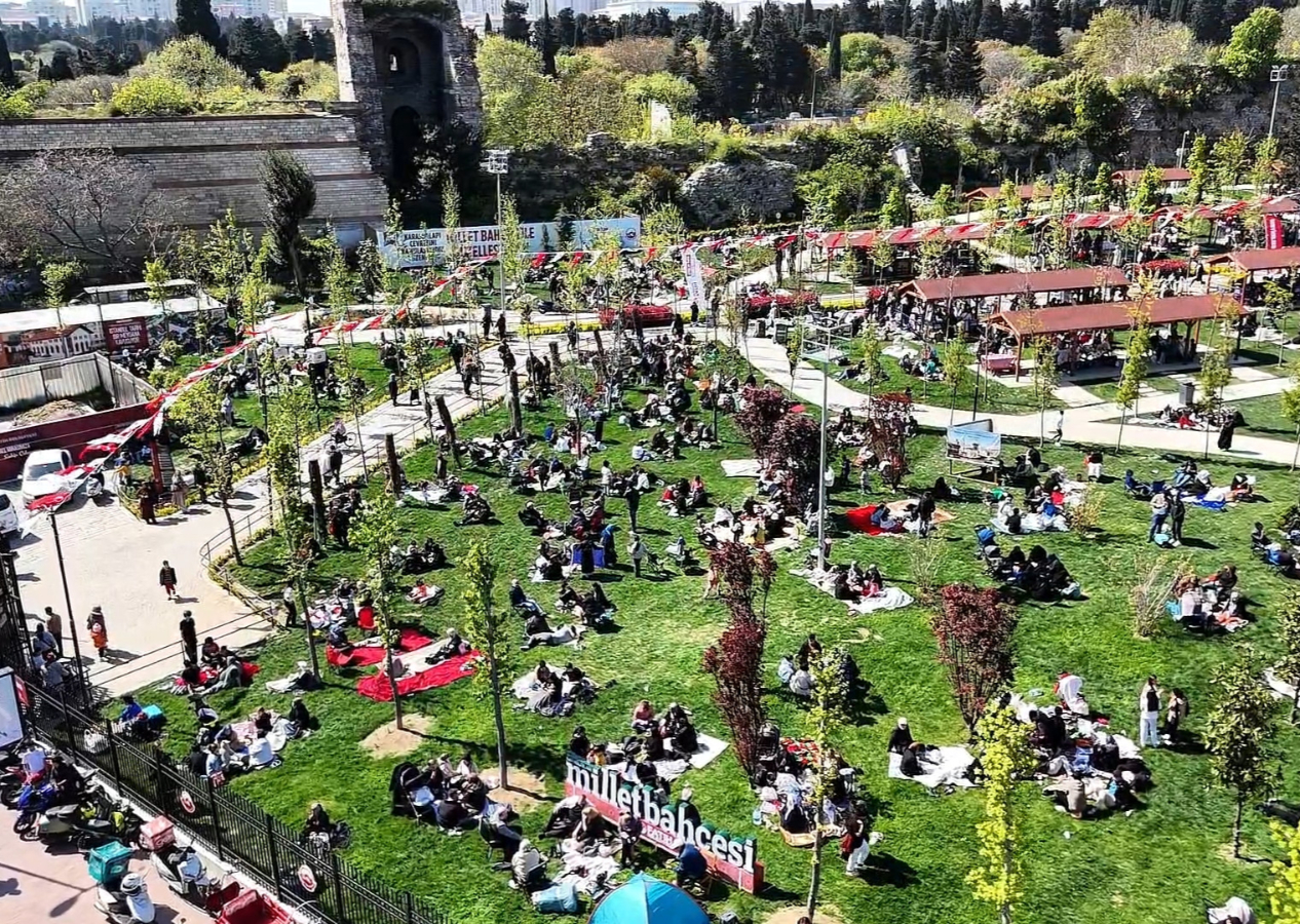 İstanbul'da deprem sonrası halk parklara akın etti! Fatih Millet Bahçesi'ndeki yoğunluk havadan görüntülendi...