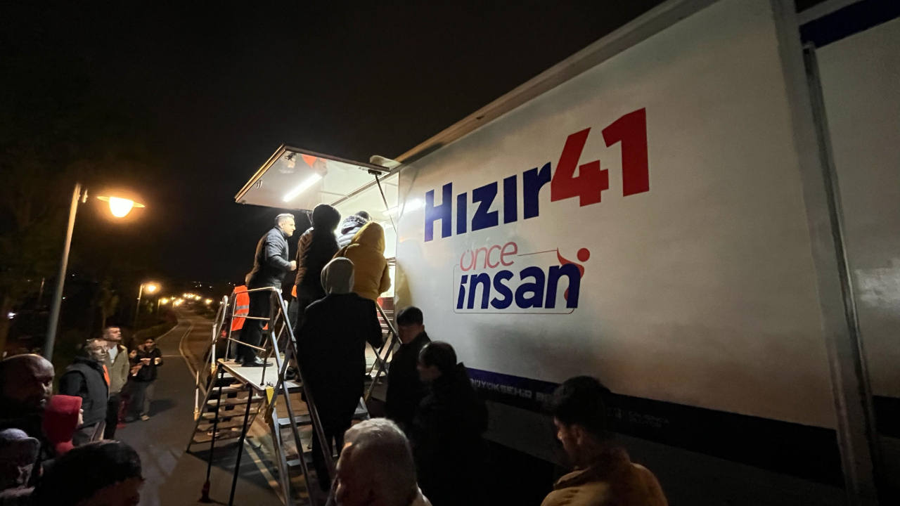Kocaeli’den Küçükçekmece’ye dayanışma! Hızır 41 ekipleri çorba dağıttı