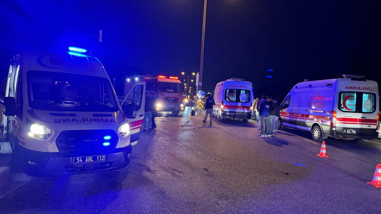 Sakarya’da duble yolda iki otomobil çarpıştı: 1’i ağır 7 yaralı