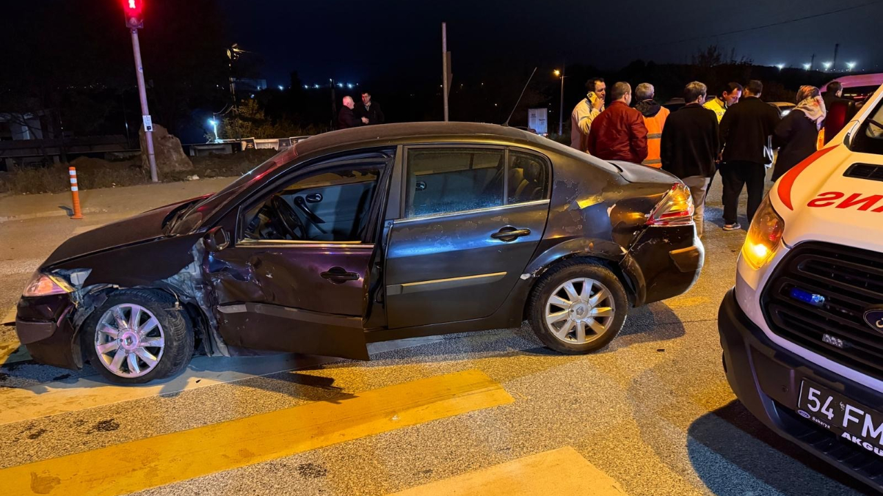Sakarya’da feci kaza! İki otomobil çarpıştı, 1’i ağır 7 yaralı