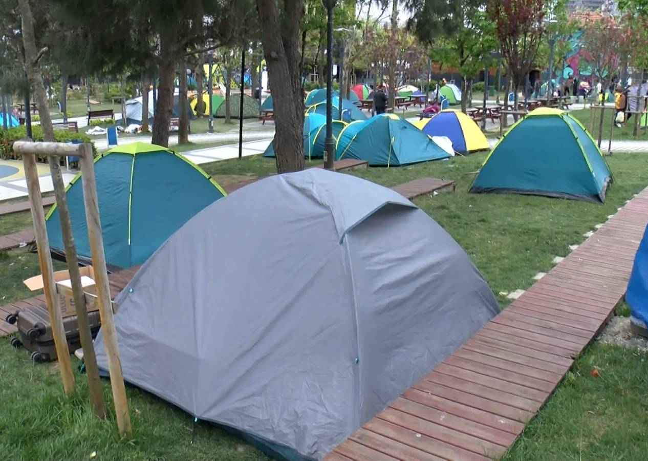 Deprem korkusu çadırda sabahlattı, İstanbullular çadırlarda yattı
