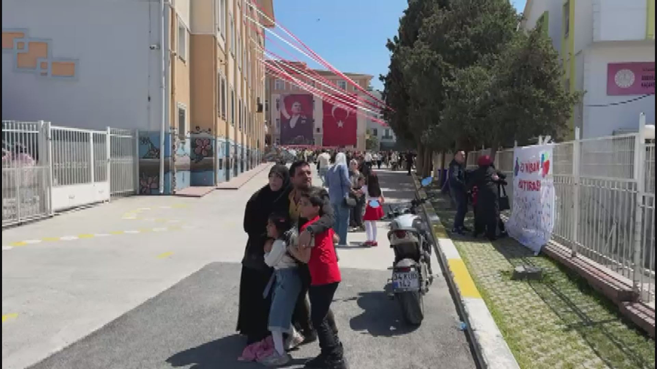 Avcılar'da öğrenciler depreme 23 Nisan gösterilerinde yakalandı, okuldaki panik kamerada