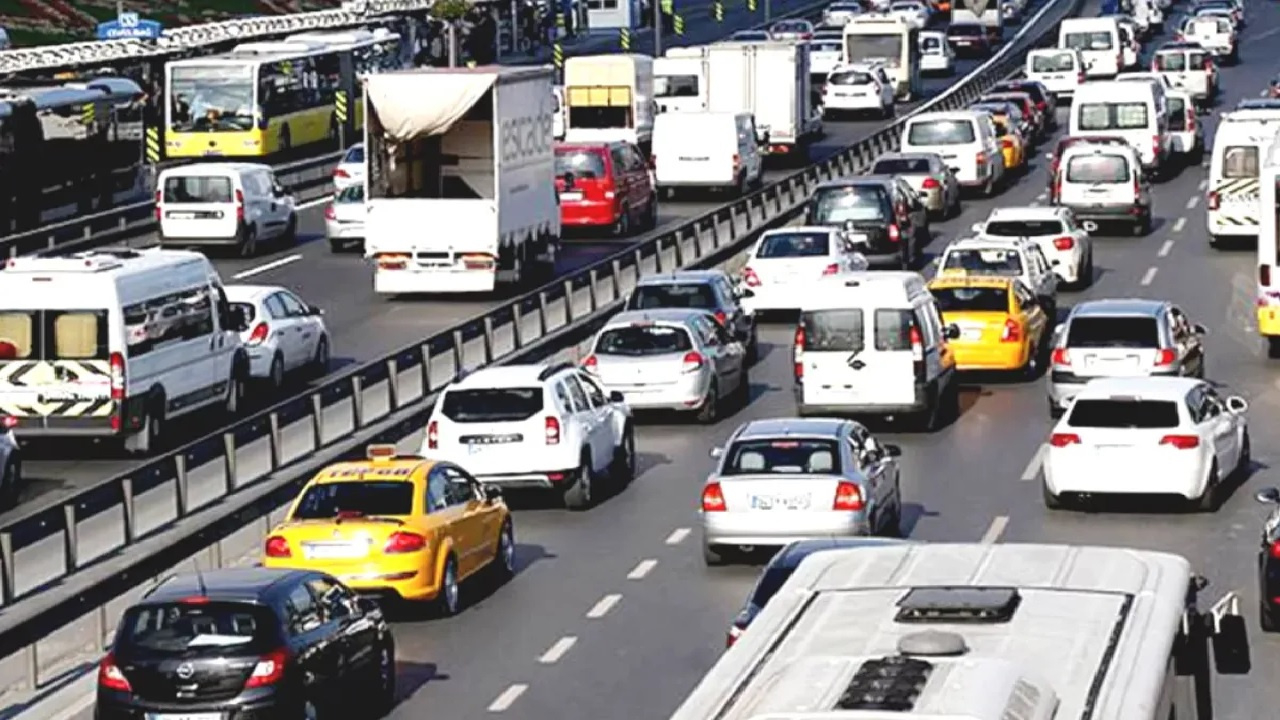 Deprem sonrası İstanbul'da panik: Megakentte trafik kilitlendi! Şehir terk mi ediliyor?