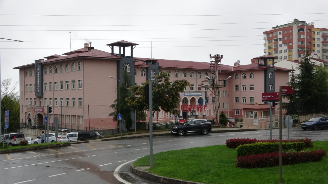 Trabzon’da skandal olay! Veli, okulda öğretmeni darp etti