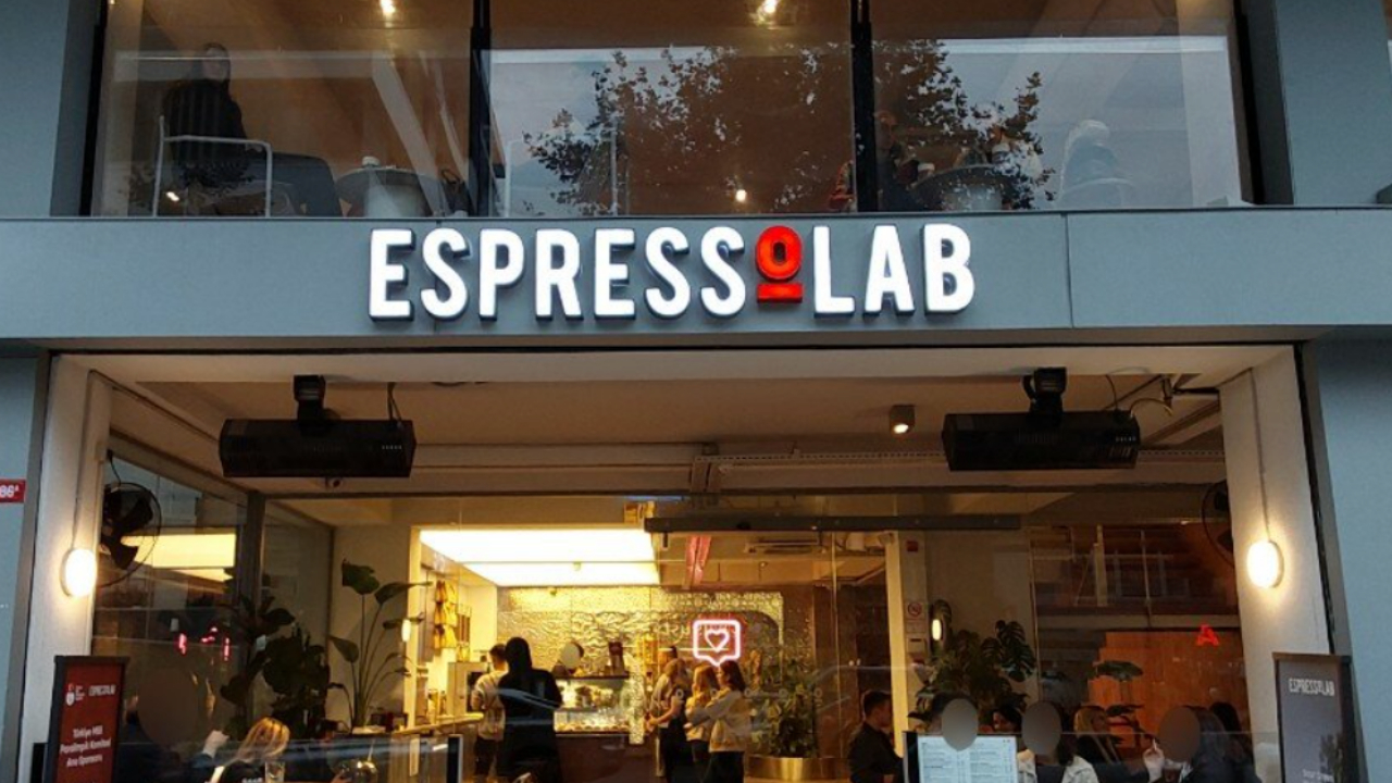 Espressolab’dan deprem dayanışması: “Mağazalarımız evine giremeyenlere açık, kahve ve çay ikramımızdır!”